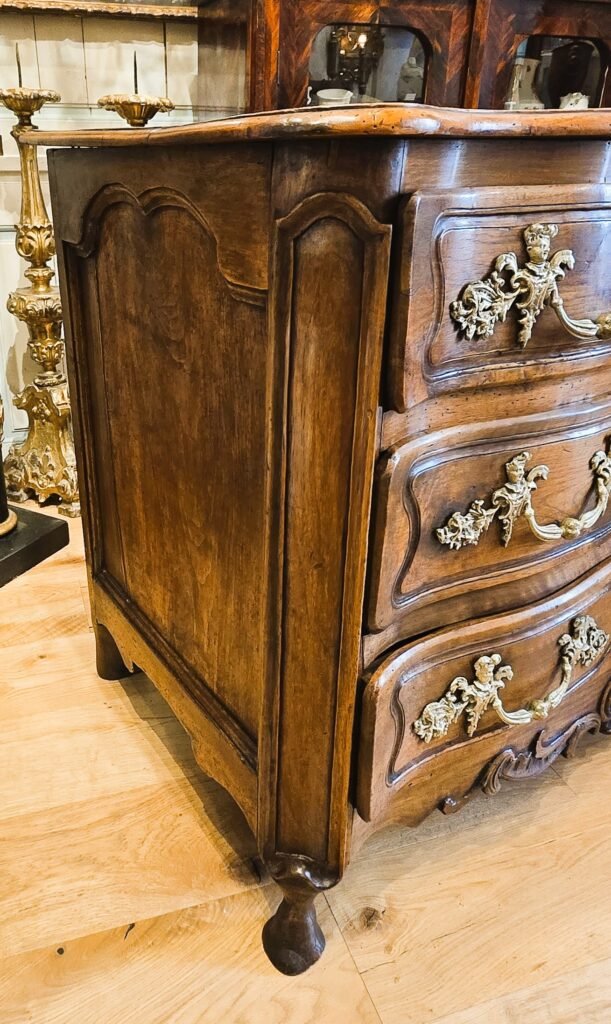 20260320 170638 Cette élégante commode Louis XV en noyer massif illustre parfaitement le raffinement des productions bourguignonnes du XVIIIe siècle. 20260320 170638 Cette élégante commode Louis XV en noyer massif illustre parfaitement le raffinement des productions bourguignonnes du XVIIIe siècle.