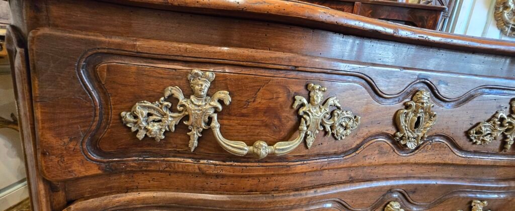 20260320 170645 Cette élégante commode Louis XV en noyer massif illustre parfaitement le raffinement des productions bourguignonnes du XVIIIe siècle. 20260320 170645 Cette élégante commode Louis XV en noyer massif illustre parfaitement le raffinement des productions bourguignonnes du XVIIIe siècle.