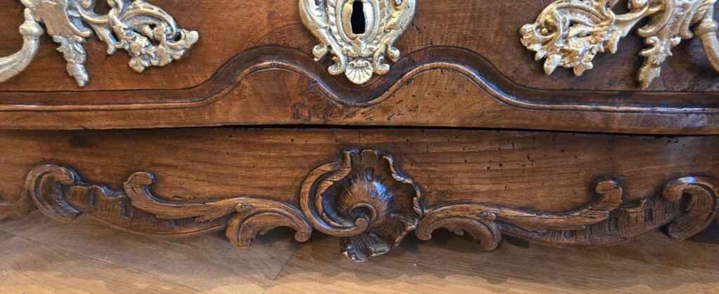 20260320 170722 Cette élégante commode Louis XV en noyer massif illustre parfaitement le raffinement des productions bourguignonnes du XVIIIe siècle. 20260320 170722 Cette élégante commode Louis XV en noyer massif illustre parfaitement le raffinement des productions bourguignonnes du XVIIIe siècle.