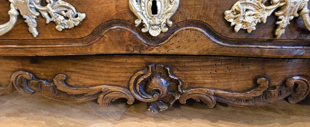 20260320 1707221 Cette élégante commode Louis XV en noyer massif illustre parfaitement le raffinement des productions bourguignonnes du XVIIIe siècle. 20260320 1707221 Cette élégante commode Louis XV en noyer massif illustre parfaitement le raffinement des productions bourguignonnes du XVIIIe siècle.