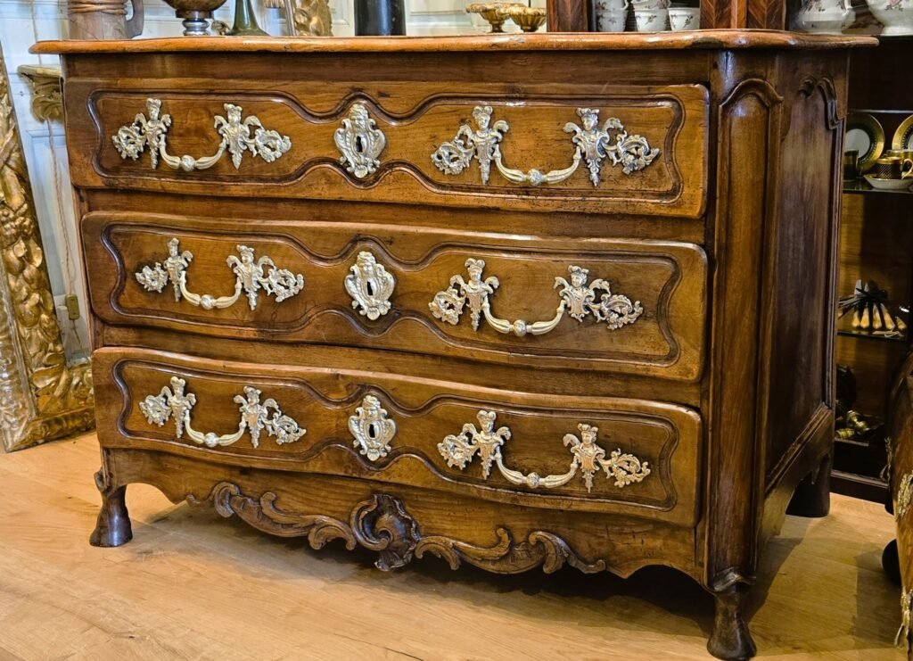20260320 170757 Cette élégante commode Louis XV en noyer massif illustre parfaitement le raffinement des productions bourguignonnes du XVIIIe siècle. 20260320 170757 Cette élégante commode Louis XV en noyer massif illustre parfaitement le raffinement des productions bourguignonnes du XVIIIe siècle.