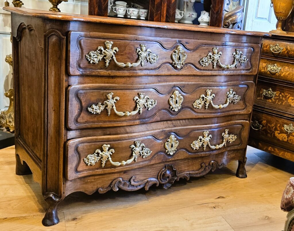 20260320 170824 Cette élégante commode Louis XV en noyer massif illustre parfaitement le raffinement des productions bourguignonnes du XVIIIe siècle. 20260320 170824 Cette élégante commode Louis XV en noyer massif illustre parfaitement le raffinement des productions bourguignonnes du XVIIIe siècle.