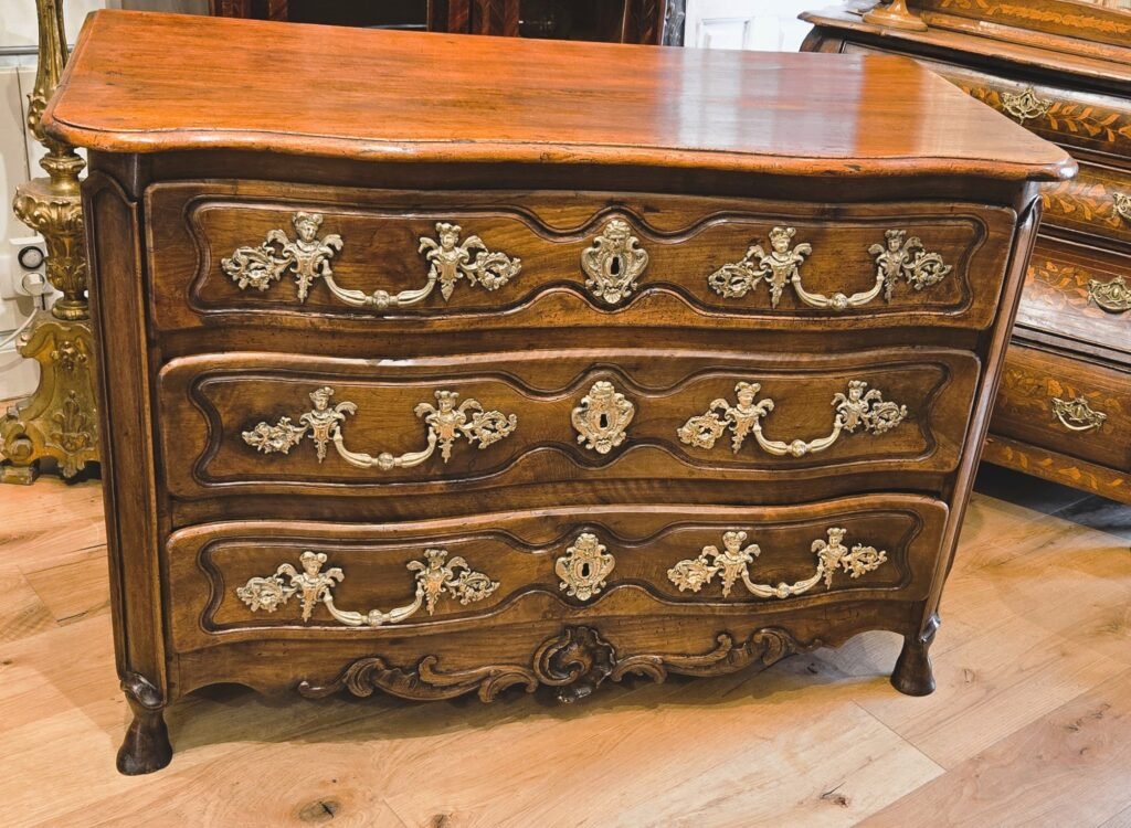 20260320 170946 Cette élégante commode Louis XV en noyer massif illustre parfaitement le raffinement des productions bourguignonnes du XVIIIe siècle. 20260320 170946 Cette élégante commode Louis XV en noyer massif illustre parfaitement le raffinement des productions bourguignonnes du XVIIIe siècle.