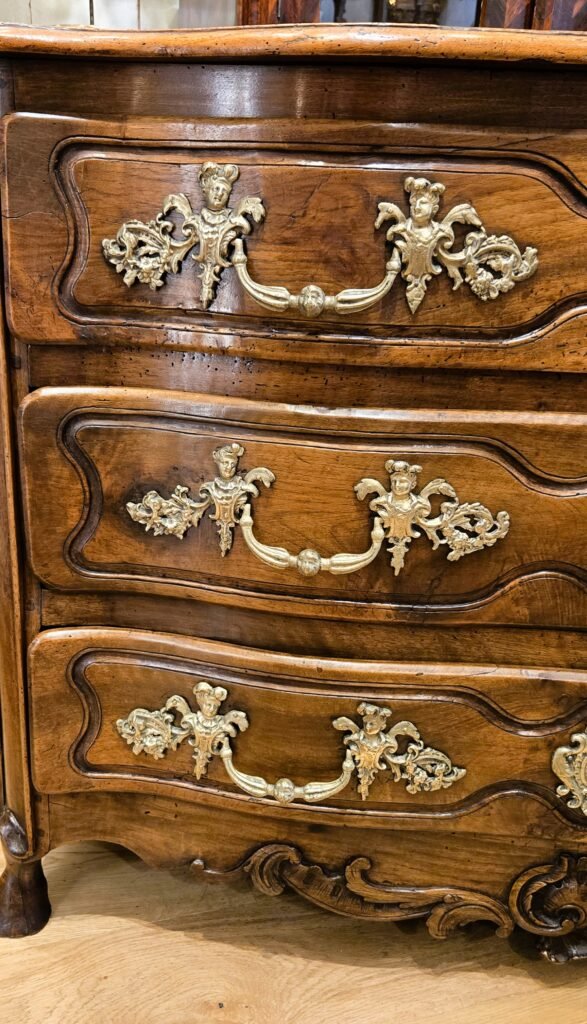 20260320 171101 Cette élégante commode Louis XV en noyer massif illustre parfaitement le raffinement des productions bourguignonnes du XVIIIe siècle. 20260320 171101 Cette élégante commode Louis XV en noyer massif illustre parfaitement le raffinement des productions bourguignonnes du XVIIIe siècle.