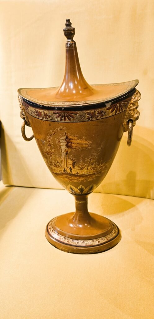 20260321 164059 Paire de vases néoclassiques en tôle peinte à décor de ruines antiques 20260321 164059 Paire de vases néoclassiques en tôle peinte à décor de ruines antiques