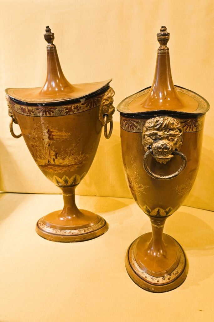 20260321 164113 Paire de vases néoclassiques en tôle peinte à décor de ruines antiques 20260321 164113 Paire de vases néoclassiques en tôle peinte à décor de ruines antiques