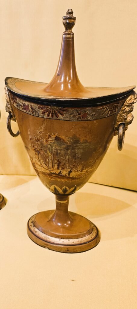 20260321 164120 Paire de vases néoclassiques en tôle peinte à décor de ruines antiques 20260321 164120 Paire de vases néoclassiques en tôle peinte à décor de ruines antiques