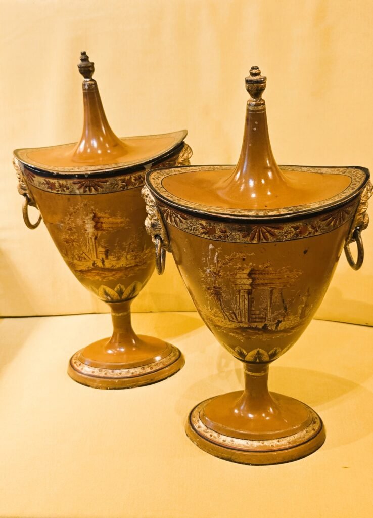20260321 164128 Paire de vases néoclassiques en tôle peinte à décor de ruines antiques 20260321 164128 Paire de vases néoclassiques en tôle peinte à décor de ruines antiques