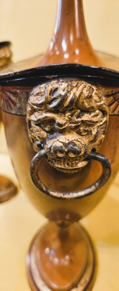 20260321 164449 Paire de vases néoclassiques en tôle peinte à décor de ruines antiques 20260321 164449 Paire de vases néoclassiques en tôle peinte à décor de ruines antiques