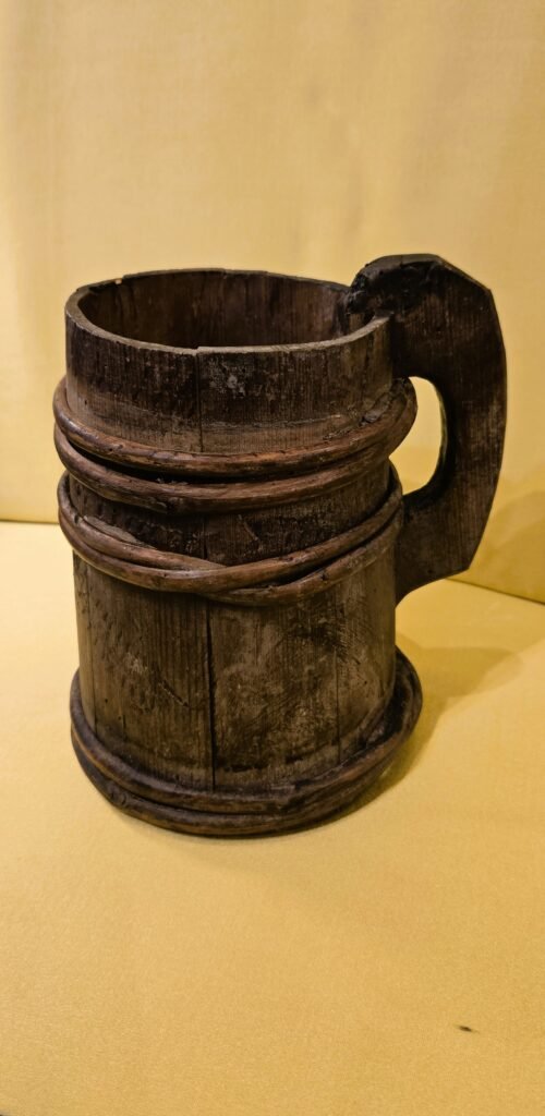 20260321 175152 Chope rustique en bois – Art populaire montagnard – XIXe siècle 20260321 175152 Chope rustique en bois – Art populaire montagnard – XIXe siècle