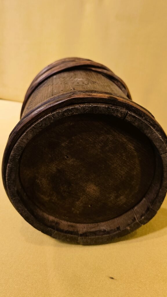 20260321 175157 Chope rustique en bois – Art populaire montagnard – XIXe siècle 20260321 175157 Chope rustique en bois – Art populaire montagnard – XIXe siècle