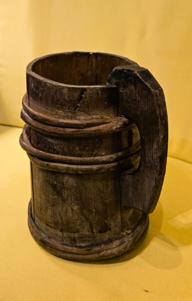 20260321 175202 Chope rustique en bois – Art populaire montagnard – XIXe siècle 20260321 175202 Chope rustique en bois – Art populaire montagnard – XIXe siècle