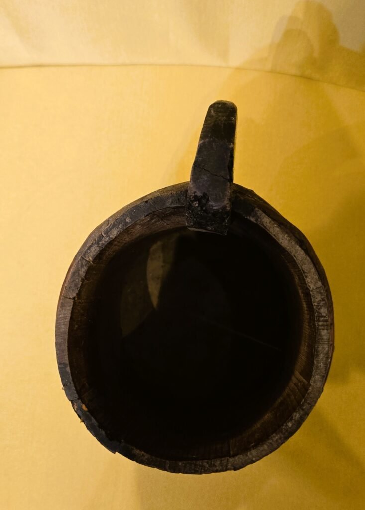 20260321 175208 Chope rustique en bois – Art populaire montagnard – XIXe siècle 20260321 175208 Chope rustique en bois – Art populaire montagnard – XIXe siècle