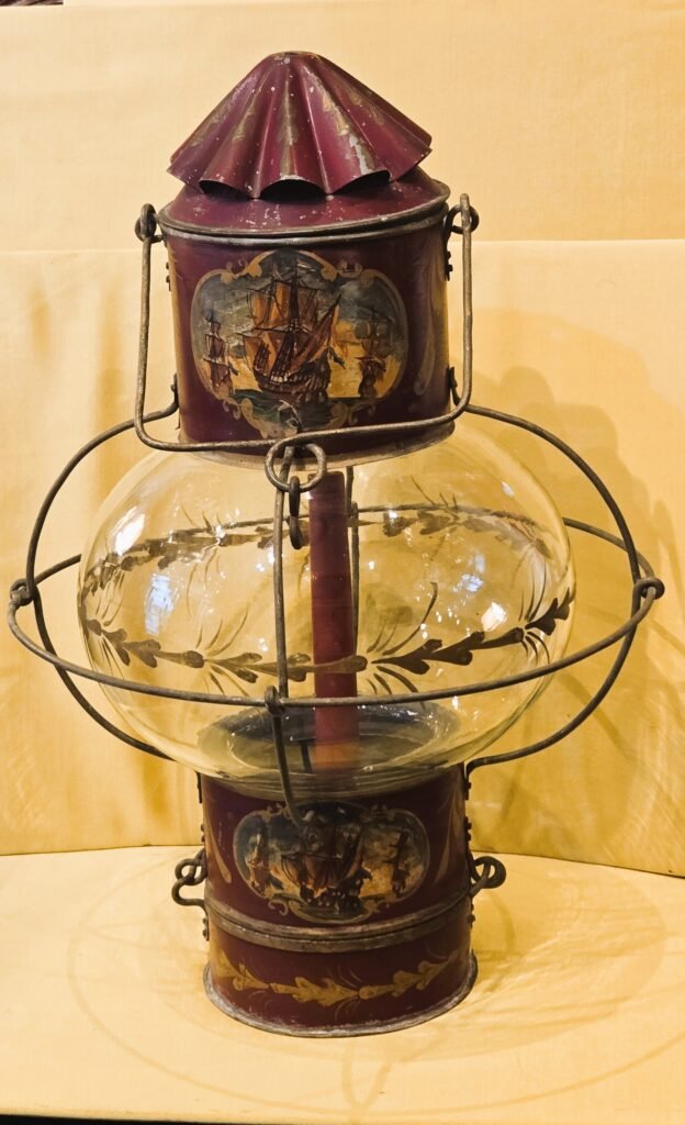20260326 112741 Grande lanterne de bateau ancienne à décor de voiliers peints