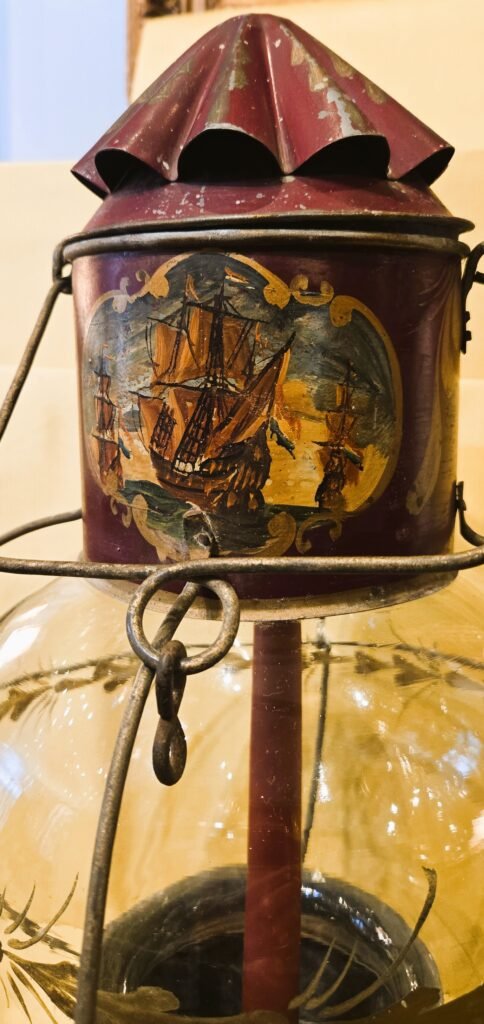 20260326 112754 Grande lanterne de bateau ancienne à décor de voiliers peints