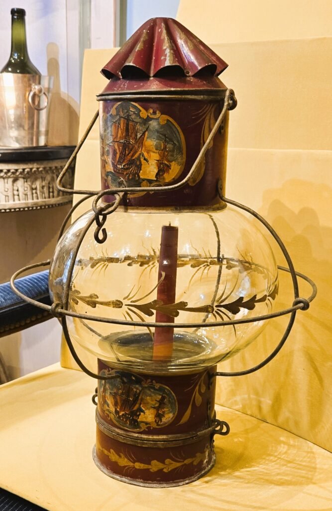 20260326 112839 Grande lanterne de bateau ancienne à décor de voiliers peints