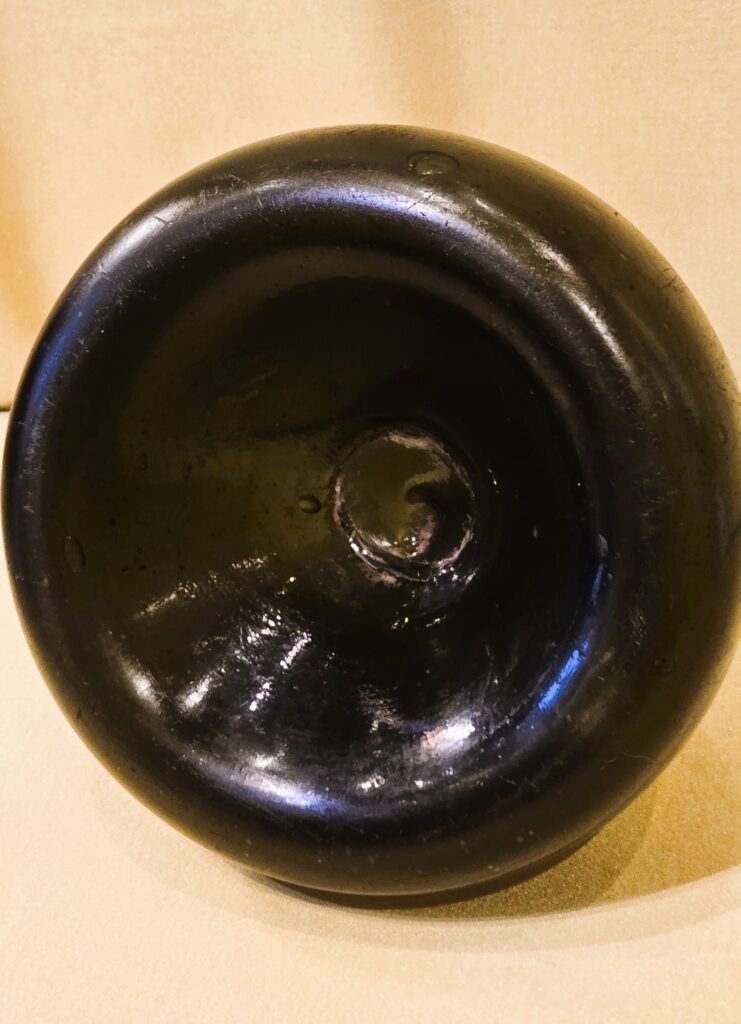 20260326 153116 2 Bouteille à vin en verre fin XVIIème