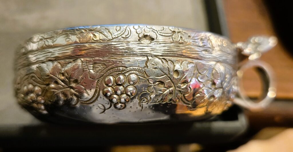 20260327 160110 Tastevin d’exception en argent massif – Bacchus et bacchanale – Leduc & Cie, vers 1880