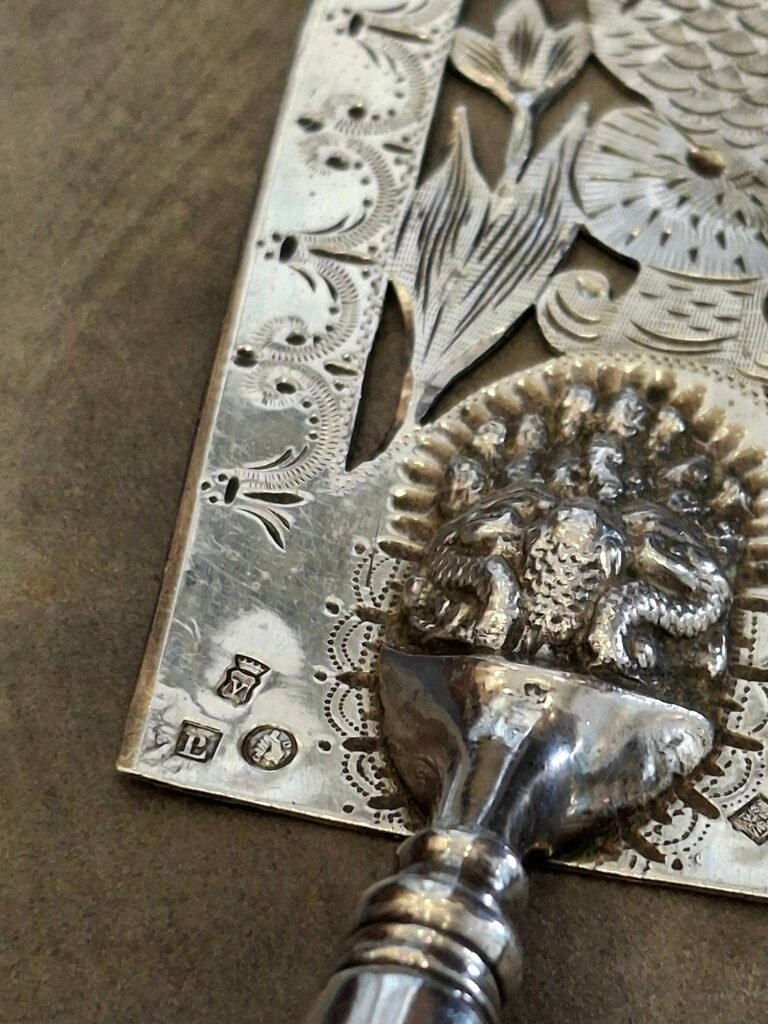 20260901 153200 Pelle à poisson en argent massif décorée et découpée XVIIIème 20260901 153200 Pelle à poisson en argent massif décorée et découpée XVIIIème