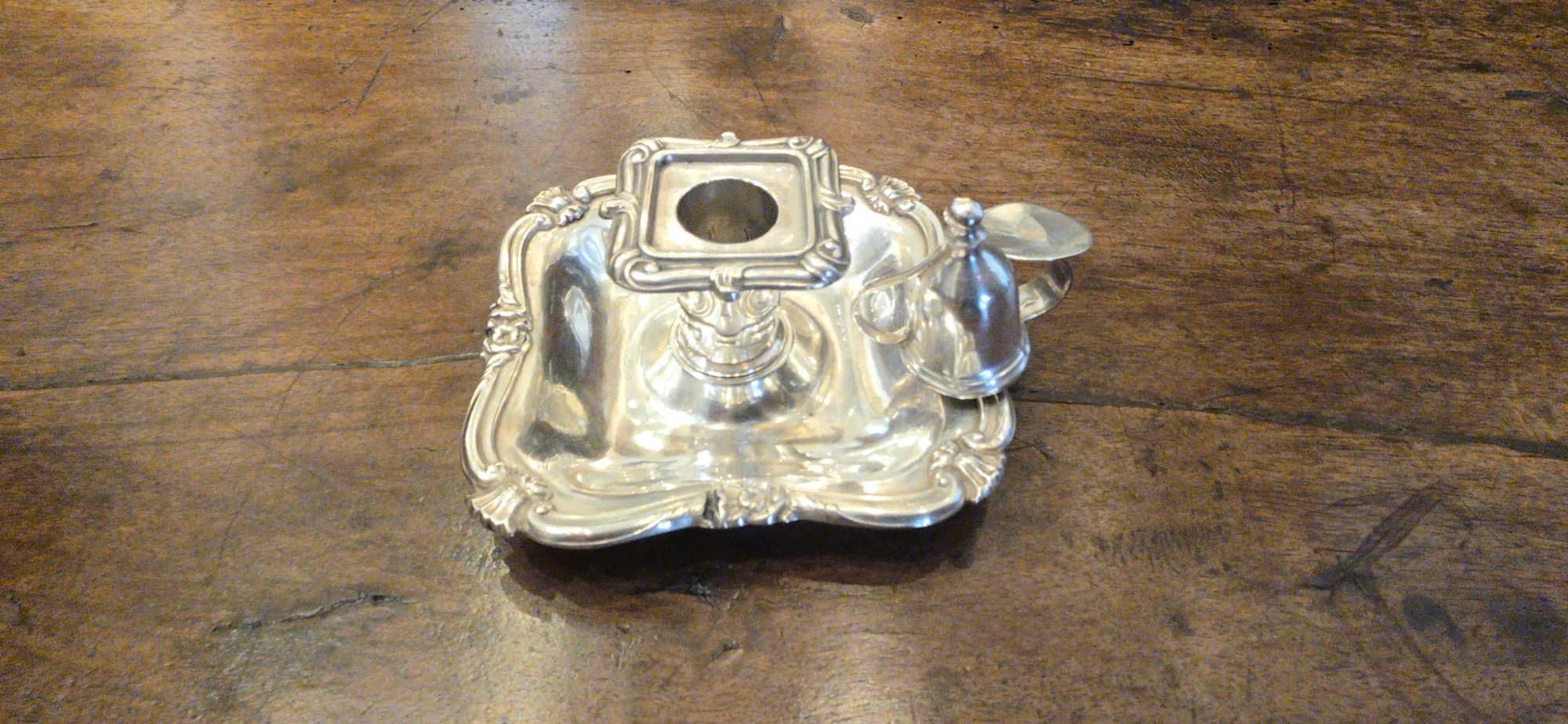 antikium 1e6bc1dd 1777 4b13 86c3 fd8318d99cb4 Bougeoir à main en argent massif de style Louis XV, Paris, vers 1905-1910 Bougeoir à main en argent massif de style Louis XV, Paris, vers 1905-1910