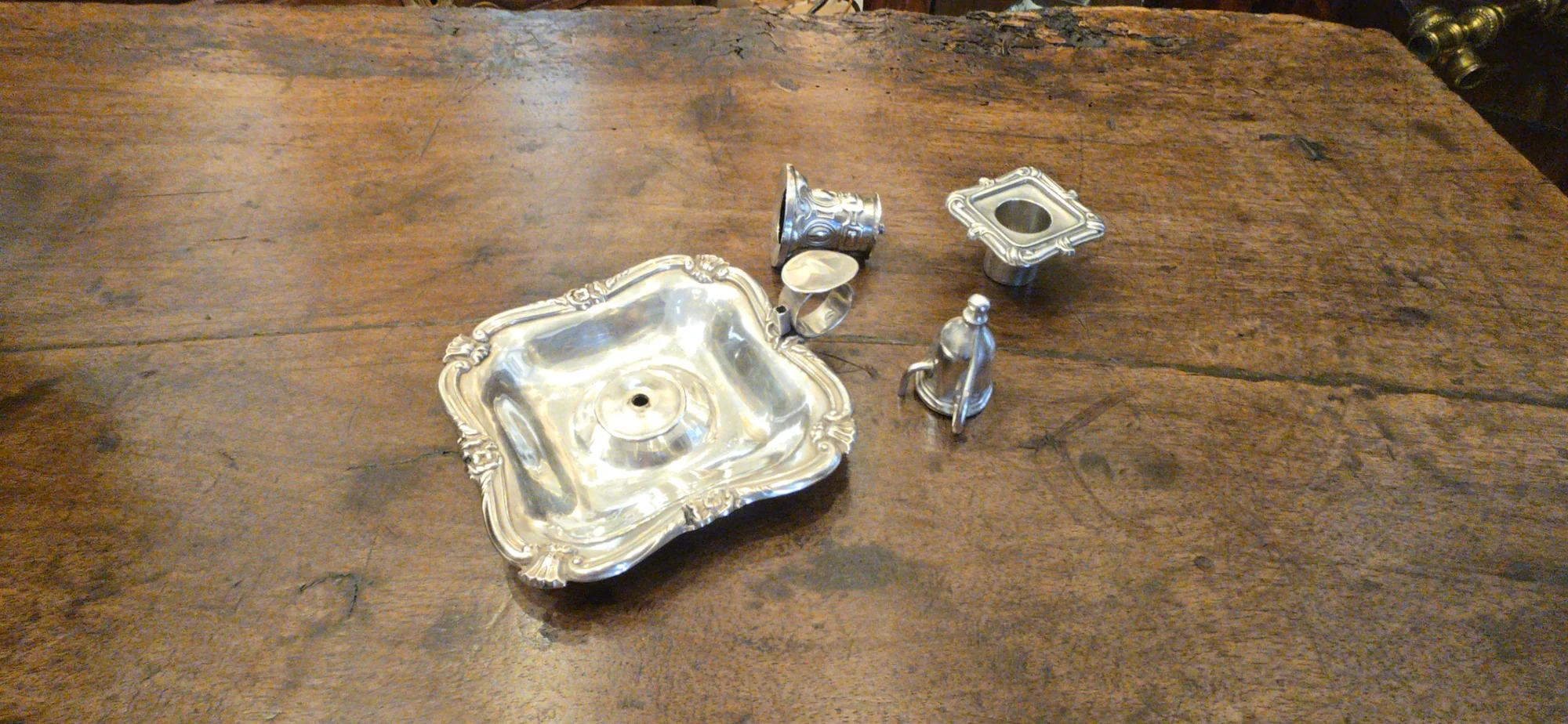 antikium d59a176b 4e3d 4654 b309 8ccc5143b18a Bougeoir à main en argent massif de style Louis XV, Paris, vers 1905-1910 Bougeoir à main en argent massif de style Louis XV, Paris, vers 1905-1910